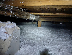 Zateplení stropu rodinného domu pomocí foukané izolace